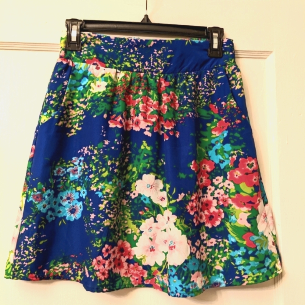 NWT !! Alya Blue Multicolor Floral Skirt with Pockets Size Small